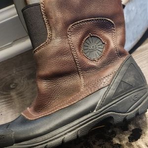 Ugg Brantling size 8 waterproof.  Vibram Sole